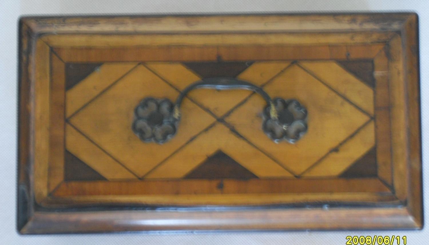 A Regency rectangular tea caddy composed of contrasting mahogany and satinwood with string inlay - Bild 2 aus 3