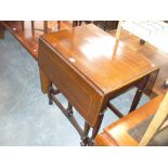 An Edwardian inlaid mahogany drop-leaf dining table.