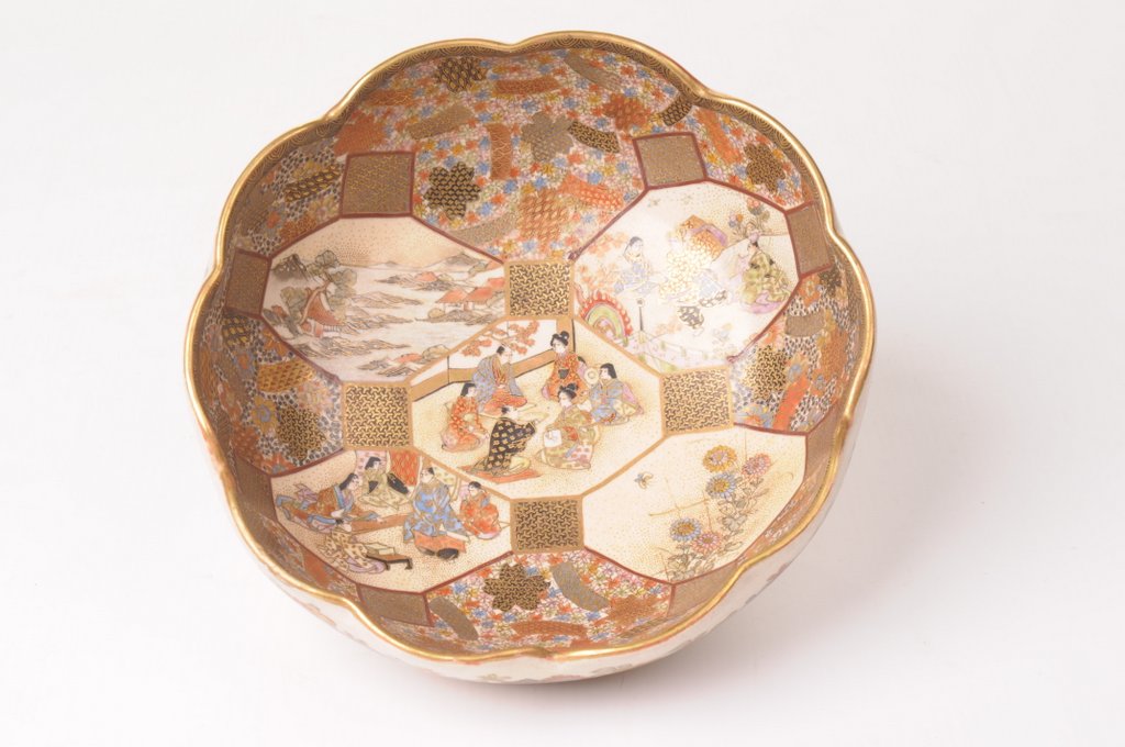 A Japanese Satsuma bowl, possibly Gyozan