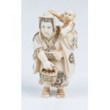 A Japanese ivory netsuke, Meiji/Taisho p