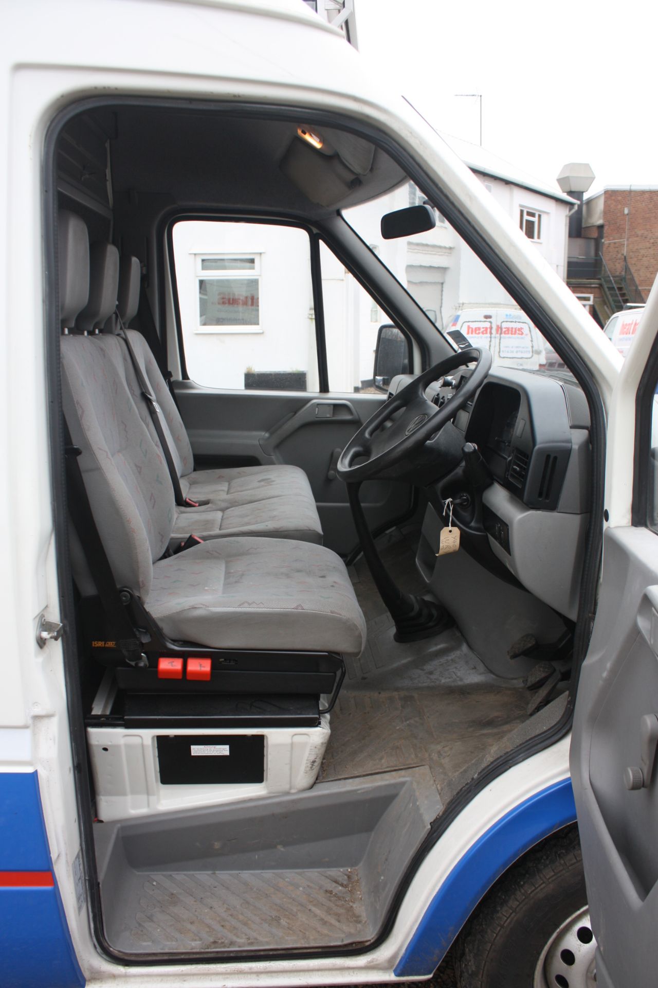 A VOLKSWAGEN ‘LT35 105 2.5 TDi’ MWB High Roof Panel Van, Registration No. Y407 WRH.  Date of First - Bild 4 aus 5