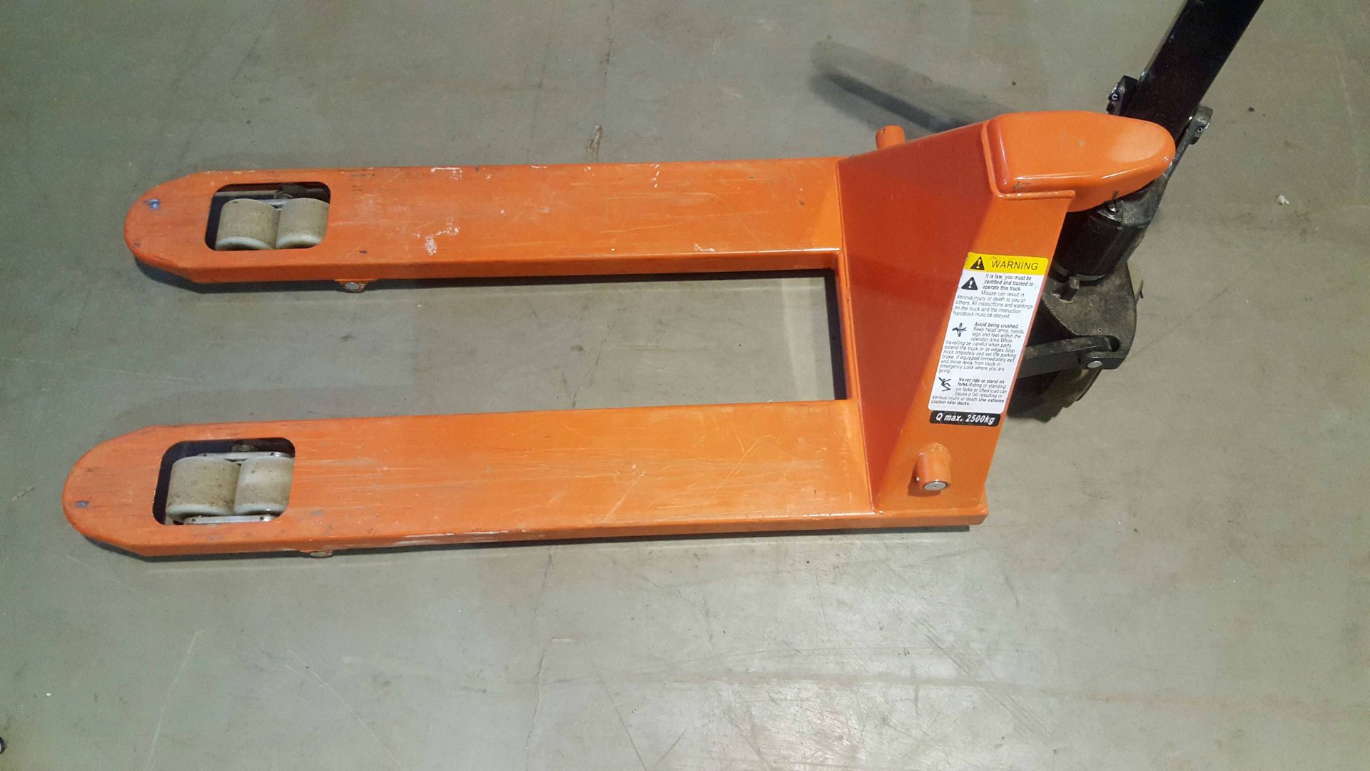 A 2500kg RECORD Manual Hydraulic Pallet Truck (as photographed)