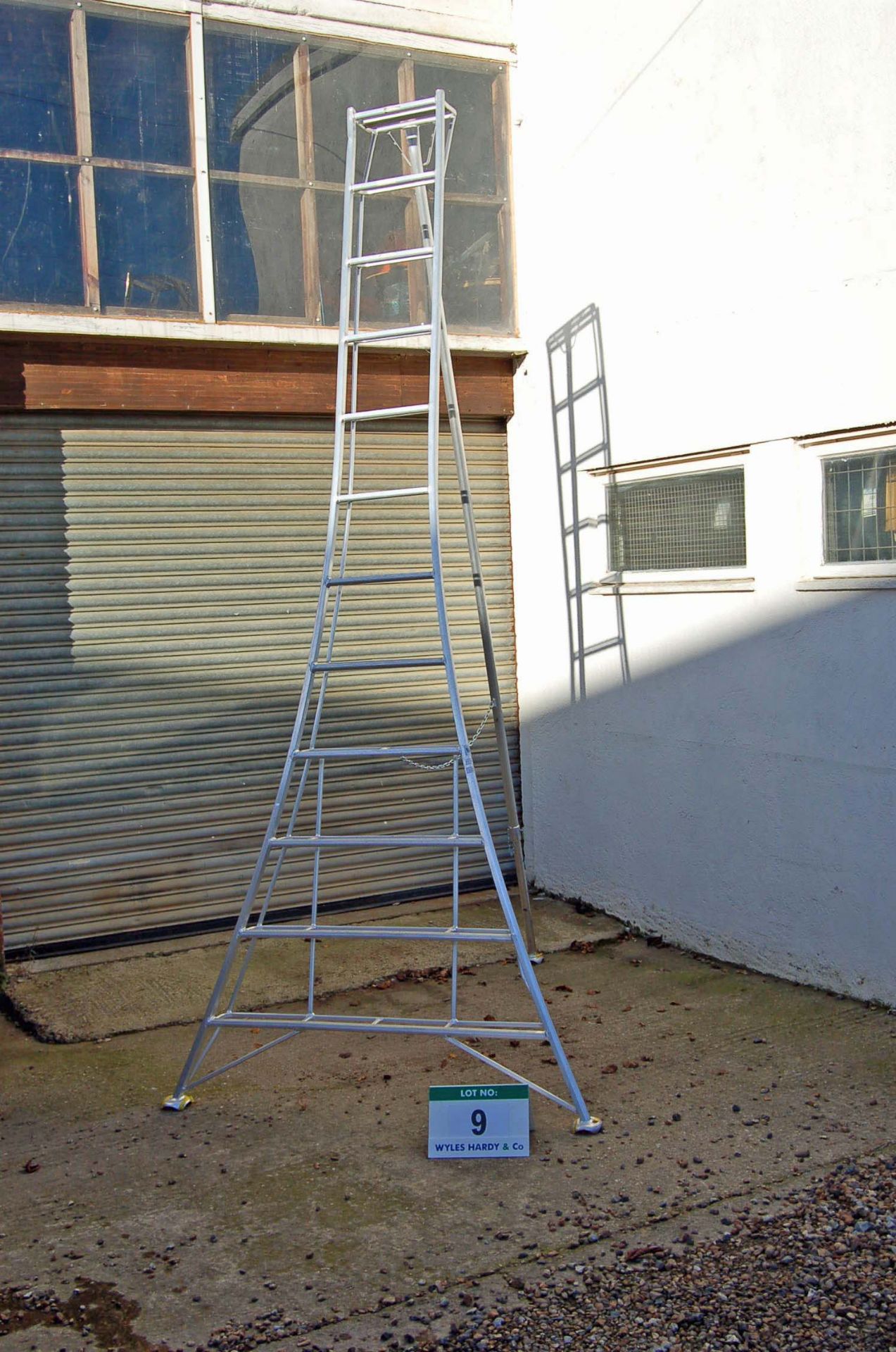 A WORKWEAR HPM360 12-Tread 3.98M Light Alloy Tripod Hedge Ladder with Adjustable Rear Leg & Claw - Image 2 of 2