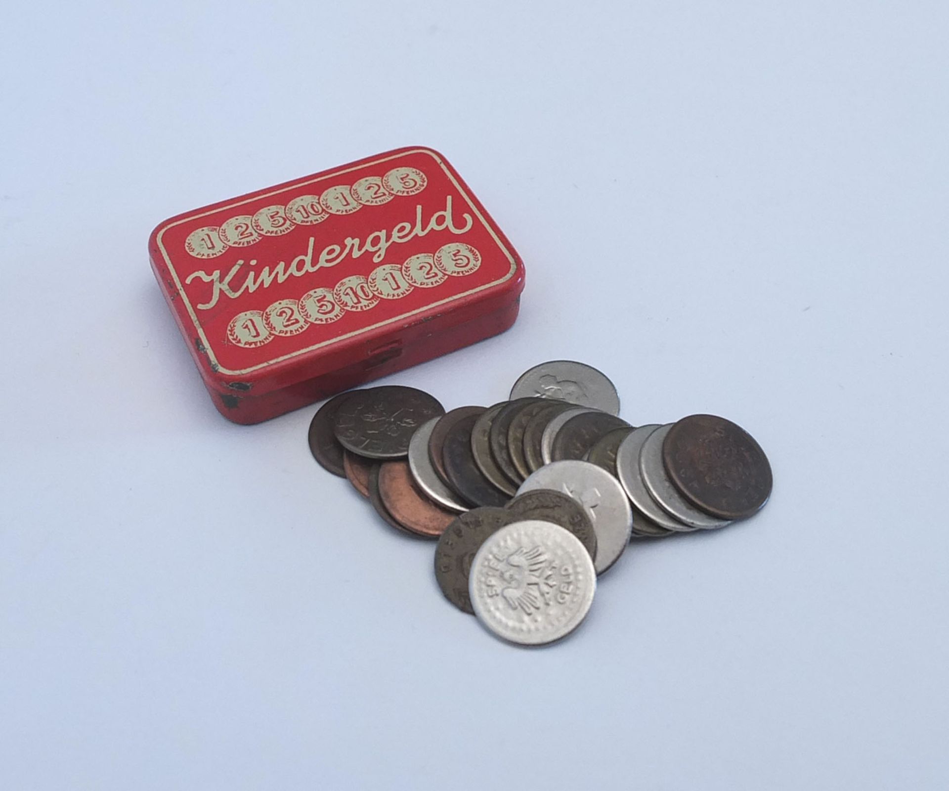 KINDERGELD/ SPIELGELD, Deutsch, 1950er-Jahre, 24 Spielmünzen, orig. Blechdose, rot-weiss bedruckt