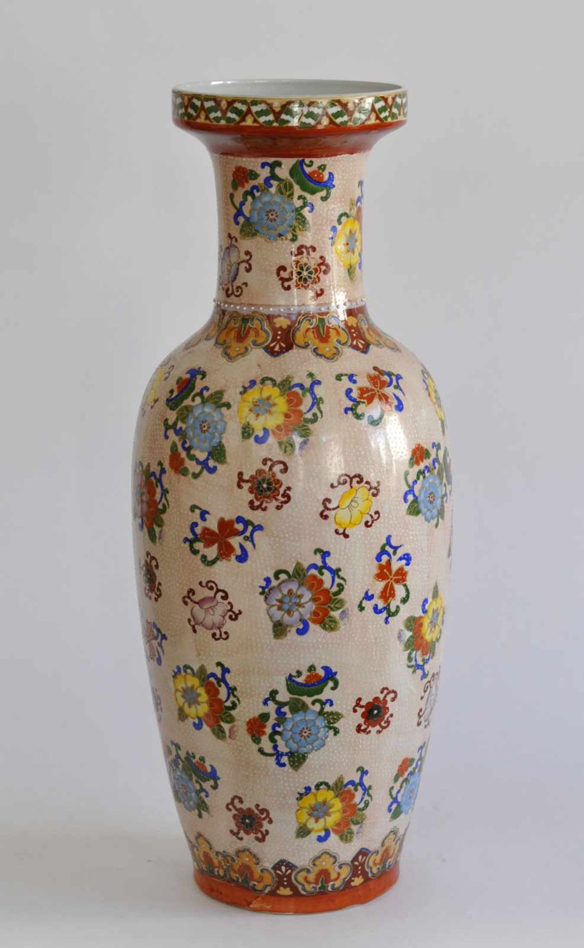 BODENVASE, China, Porzellan, Balusterform, rosafarbener Fond, in der Wandung allseits Blüten, in