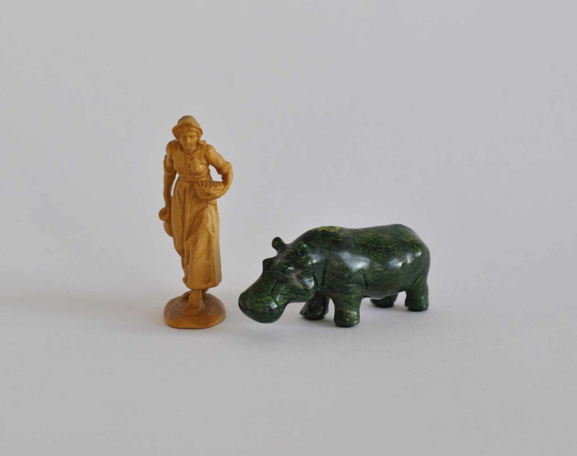 MINIATURFIGUR, Nilpferd, wohl Jadeit, 3,5 x 8 cm, dazu Figurine, Magd mit Krug und Korb,