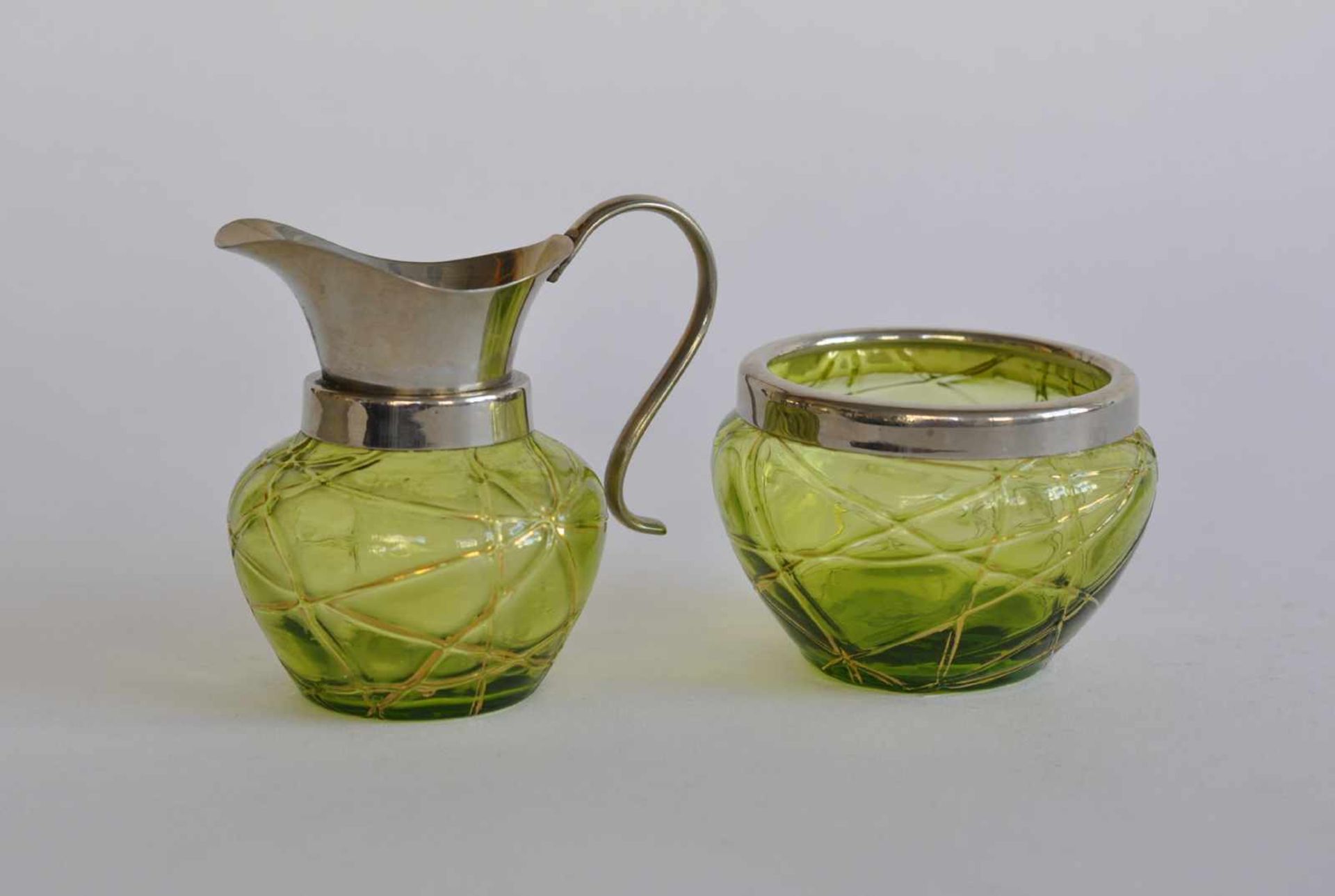 ZUCKER/ MILCH, Jugendstil-Epoche, maigrünes Glas, Netzstruktur, vergoldet, vernickelte Rand- und