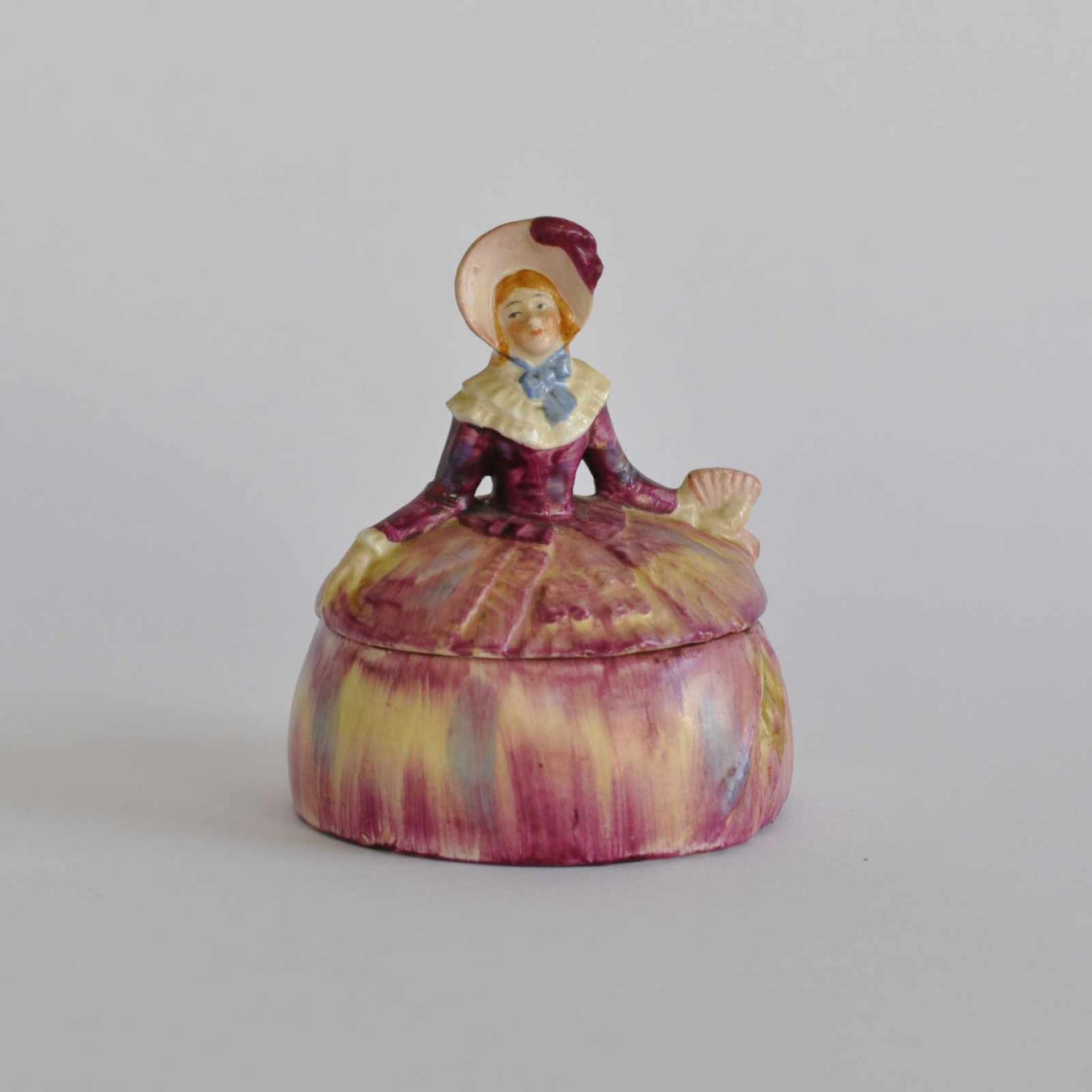 TOILETTEDOSE, Sitzendorfer Porzellanmanufaktur, 1910er Jahre, polychrom, vollplastische Dame als