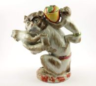 SCHERZKANNE, in Form eines Affen mit zwei Jungen, Keramik, heller Scherben, polychrom und gold