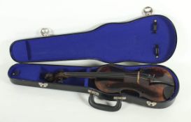 VIOLINE, Wirbelkasten mit plastisch geschnitztem Löwenkopf, in neuzeitlichem Geigenkoffer, L 61,