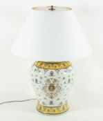 GROSSE VASE, als Lampenfuß, Porzellan, bemalt mit Grotesken im italienischen Stil, H 100, 1.H.20.