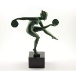 ART DECO-FIGUR "DANSE PAIENNE DE DERENNE", Zinnguss, grün patiniert, quadratischer Sockel, H 25,5,