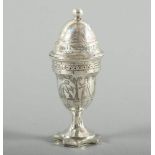 RIECHDOSE, getrieben und gegossen, innen vergoldet, amphorenförmige Vase auf aufklappbarem Stand,