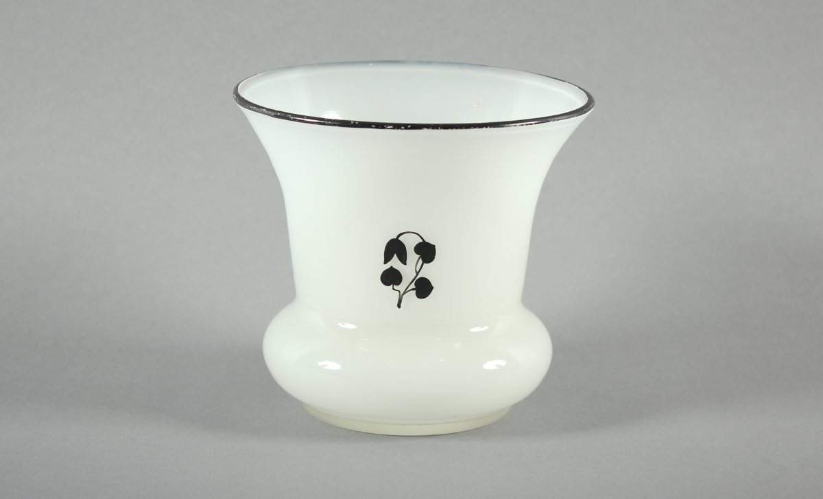 ART DECO-VASE TANGO, farbloses Glas, opakweiß hinterfangen, Schwarzlotbemalung (min.ber.), H 12,