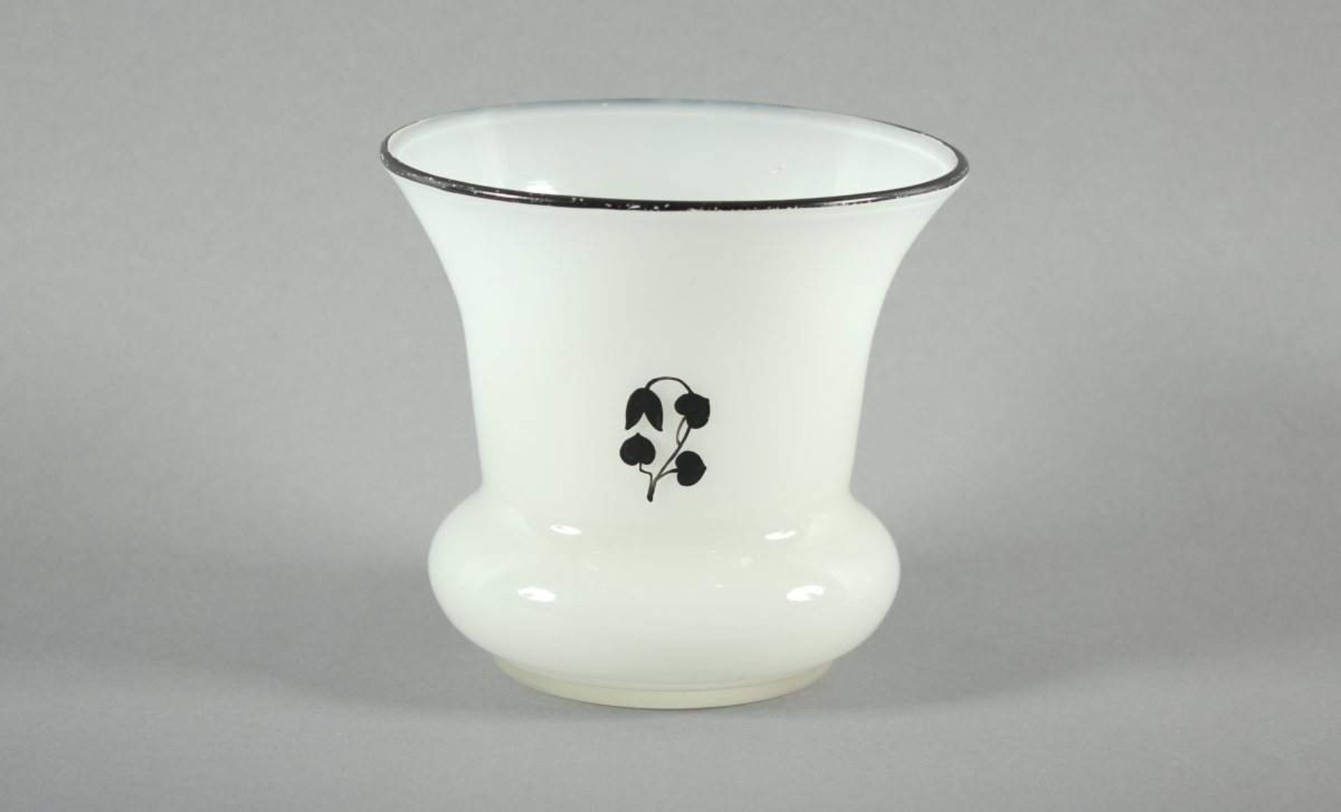 ART DECO-VASE TANGO, farbloses Glas, opakweiß hinterfangen, Schwarzlotbemalung (min.ber.), H 12,