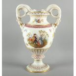 GROSSE SCHLANGENHENKELVASE, polychrom bemalt, galante Szenen in Parklandschaft sowie Blumendekor,