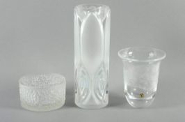 KONVOLUT GLAS, 3tlg., bestehend aus einer runden Schale/H 13 sowie zwei Vasen/H 15 (mit Hersteller-