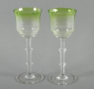 PAAR WEINGLÄSER, farbloses Glas, Kuppa im Verlauf grün getönt, H 19,5, ein Glas minst.ber., wohl