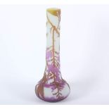 JUGENDSTIL-STANGENVASE, farbloses Glas, weißopak hinterfangen, violett-brauner Überfang, geätztes