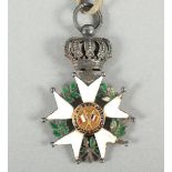 RITTERKREUZ DER EHRENLEGION DER JULI-MONARCHIE, Silber, emailliert, mit Laubkrone an kanneliertem