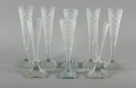 ACHT SEKTFLÖTEN, farbloses Glas, sechs mit Schachbrettmuster in Mattschliff, zwei in ähnlicher