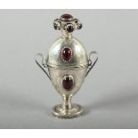 RIECHDOSE, getrieben und gegossen, innen vergoldet, amphorenförmige, zweihenkelige Vase auf