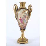 ZIERVASE MIT ORMOLU-MONTIERUNG, auf blauem Fond zwei große Reserven mit polychrom gemalter