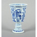 BLAU-WEISSER FUSSBECHER, Porzellan, im kräftigen Unterglasurblau dekoriert, H 12, rest., CHINA,