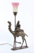 LAMPE MIT KAMELREITER, Bronze, einflammig, farbloser, satinierter Glasschirm mit violetten