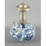 BLAU-WEISSER KENDI, Porzellan, dichtes unterglasurblaues Dekor mit buddhistischen Symbolen, H 22,