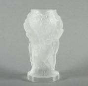 FIGURALE VASE, farbloses, in die Form gepresstes Glas, satiniert, H 12,5, wohl Josef RIEDEL,