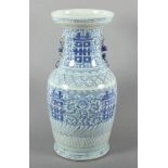 GROSSE BLAU-WEISSE VASE, Porzellan, unterglasurblauer Dekor, H 43, CHINA