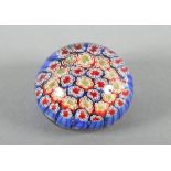 PAPERWEIGHT, farbloses Glas, eingeschmolzene, polychrome Murrinen, Dm 5,5, min.best., BACCARAT,