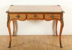 BUREAU PLAT, Nussbaum, Rosenholz u.a., Messingapplikationen, reich intarsiert, besch.,