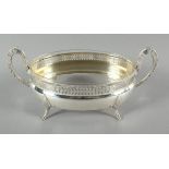 OVALE JARDINIERE, 800/ooo, zwei Handhaben, Einsatz aus farblosem Glas, L 36, 351g, DEUTSCH, 20.Jh.