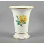 BLUMENVASE, polychrom bemalt, Dekor Gelbe Rose, Goldrand, H 16,5, zwei Schleifstriche, MEISSEN, 20.