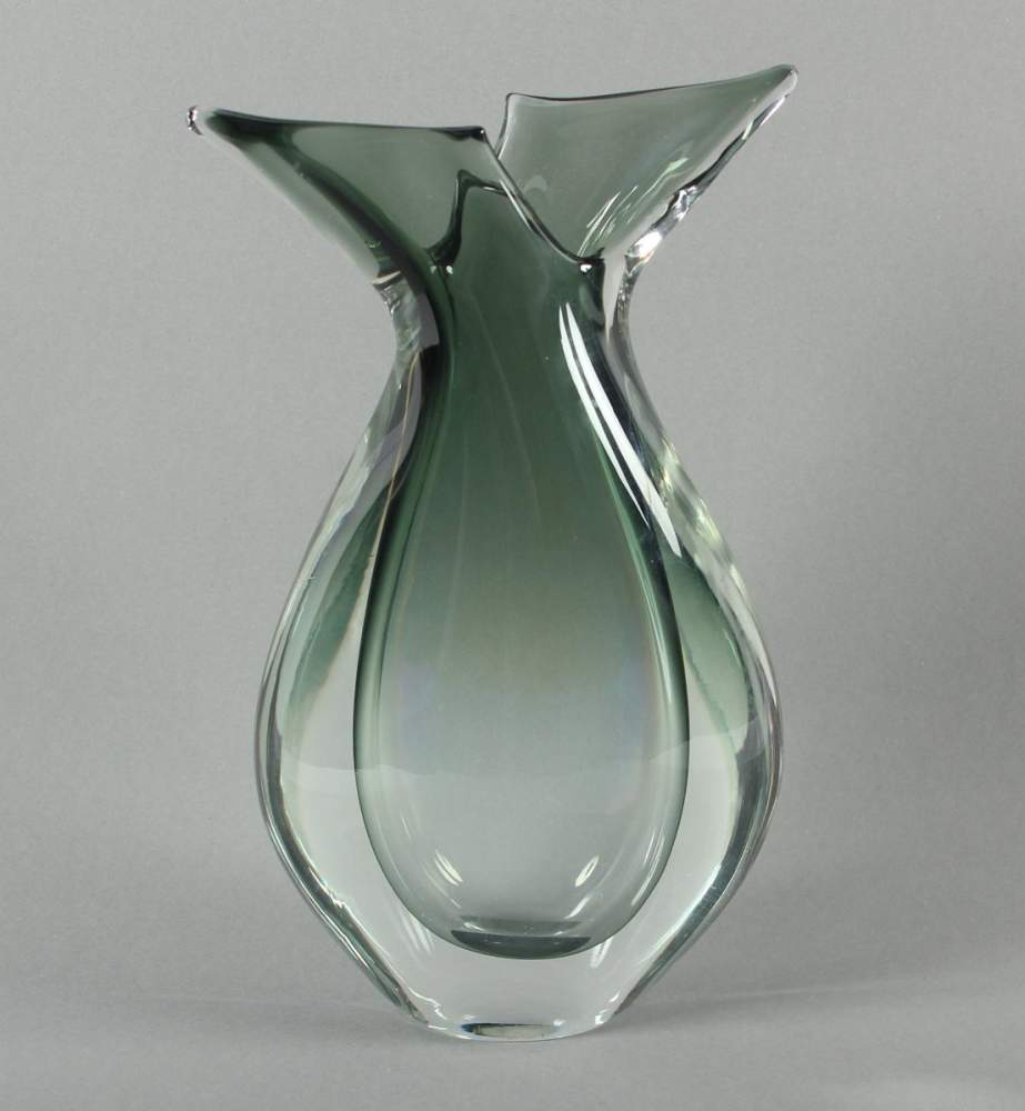 VASE, farbloses Glas, im Verlauf dunkelgrün getönt, Sommerso-Dekor, H 28, minst.best., MURANO, 20.