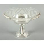 ART DECO-FUSSSCHALE, Metall, versilbert, Einsatz aus farblosem Glas, dort undeutlich signiert, H 20,