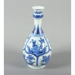 KLEINE BLAU-WEISSE VASE, Porzellan, Unterglasurblau dekoriert, H 18, rest., minst. Chip, CHINA