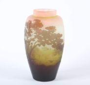 JUGENDSTIL-VASE, farbloses Glas, satiniert, partiell roséfarben hinterfangen, braun-grüner Überfang,