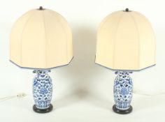 PAAR LAMPEN, Porzellan mit blauem Chinoiseriedekor, zweiflammig, H 65, A.20.Jh.