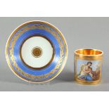 EMPIRE-TASSE AUF UNTERTASSE, polychrom bemalt, schauseitig Kartusche mit Venus und Amor,