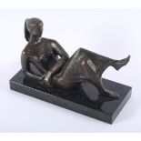 LIEGENDES MÄDCHEN, Bronze, L 18, nummeriert 32/199, Marmorsockel, um 1980