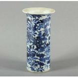 KLEINE BLAU-WEISE VASE, Porzellan, unterglasurblauer Dekor, Bodenmarke, H 15,5, besch., CHINA