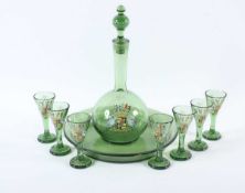 LIKÖRSET MIT WAPPENBEMALUNG, grün getöntes Glas, mit Emailfarben bemalt, sechs Gläser und eine