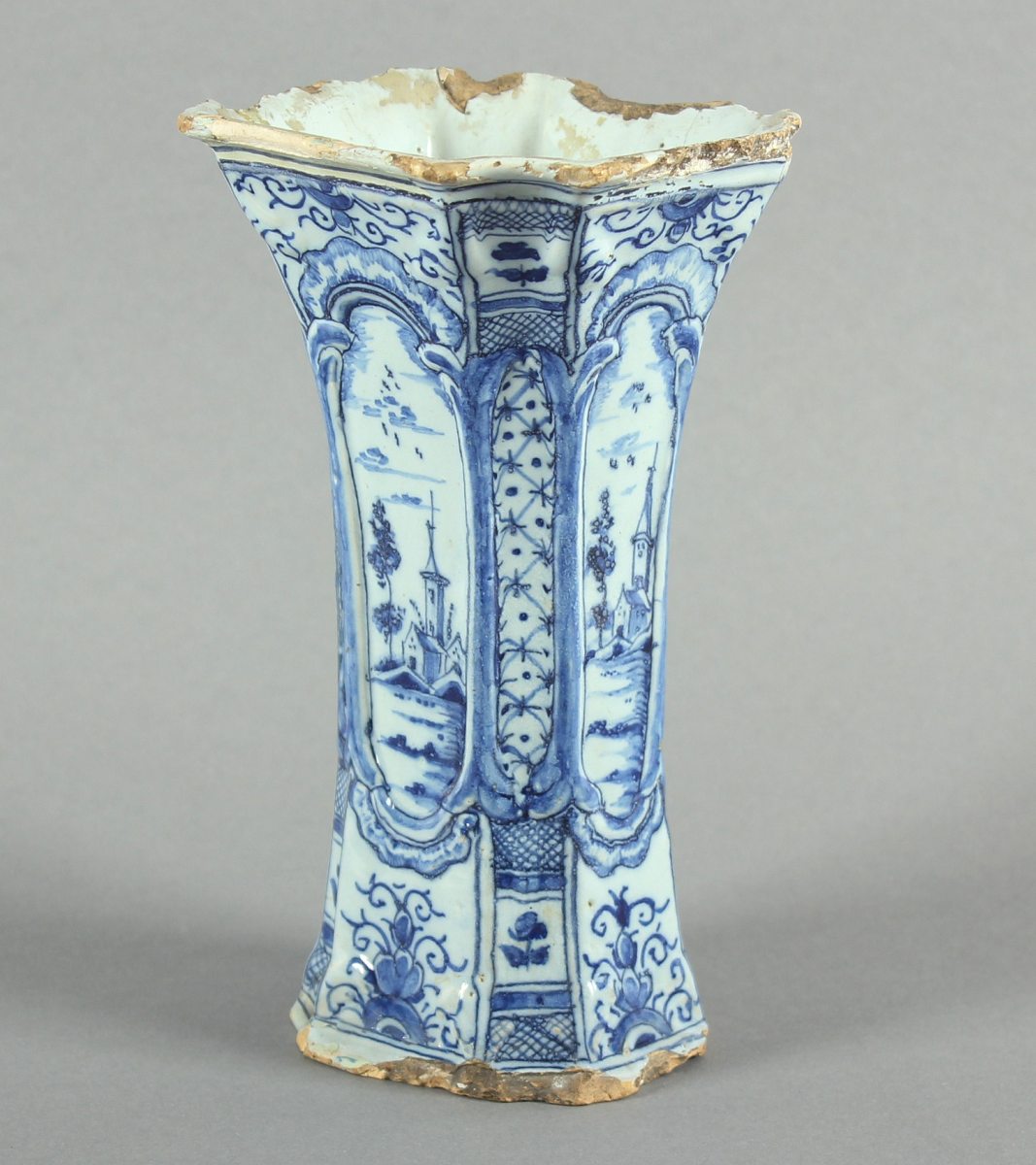 VASE, sandfarbener Scherben, glasiert, blau dekoriert, H 18, rest., besch., DELFT, 17./18.Jh.