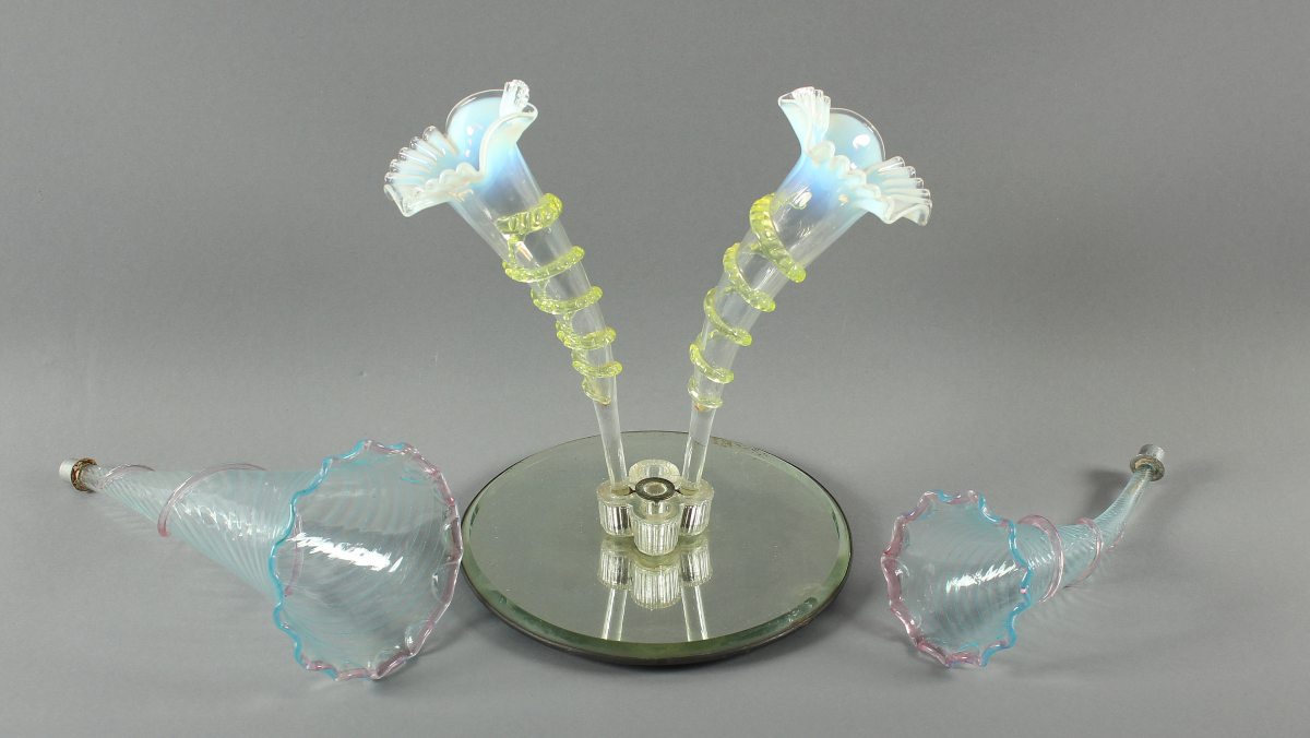 TAFELAUFSATZ, in Form von Vasen auf Rundspiegel, farbloses Glas, opalisierend, polychrom getönt, H