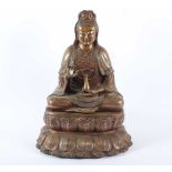 GUANYIN, stark kupferhaltige Bronze, auf einem separaten, doppelten Lotos im Meditationssitz, H