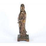 GUANYIN, Bronze, vergoldet, auf rechteckigem Sockel die stehende Darstellung der Gottheit des