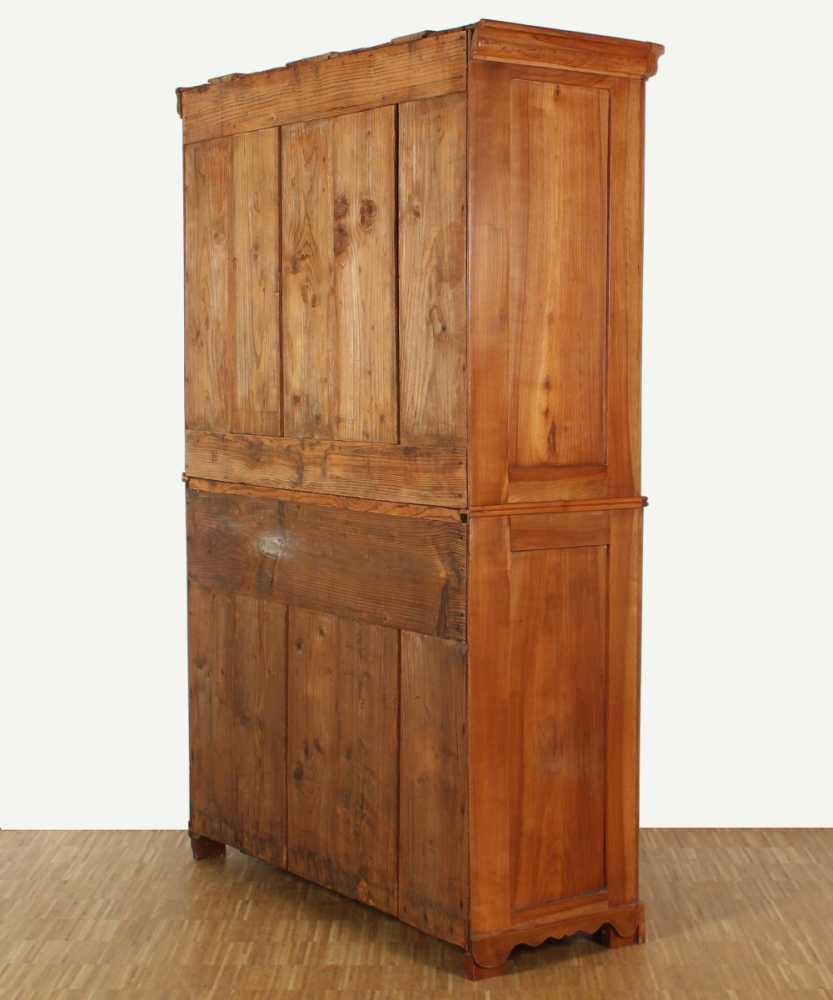 BIEDERMEIER-AUFSATZSCHRANK, Kirschbaum massiv, zweitüriger Korpus, wenige alte Wurmgänge, rest. - Image 4 of 4